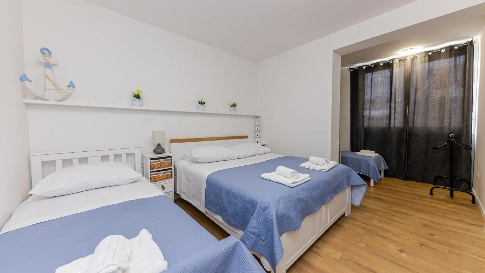 House Niko M With 6 Apartments Split