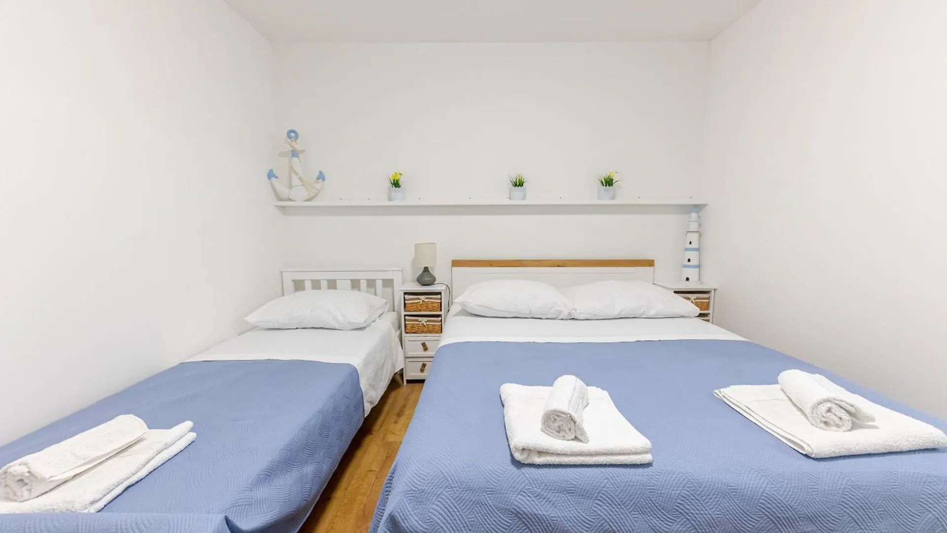 House Niko M With 6 Apartments Split