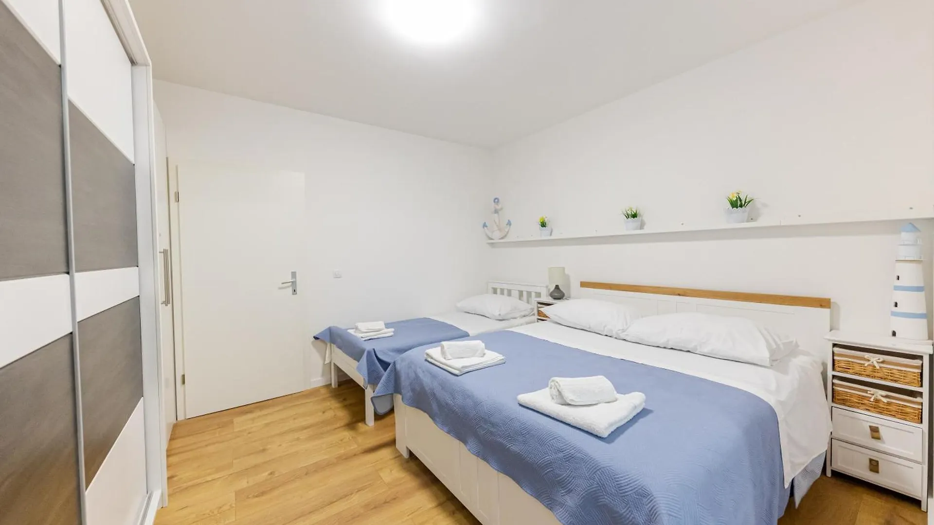 House Niko M With 6 Apartments Split