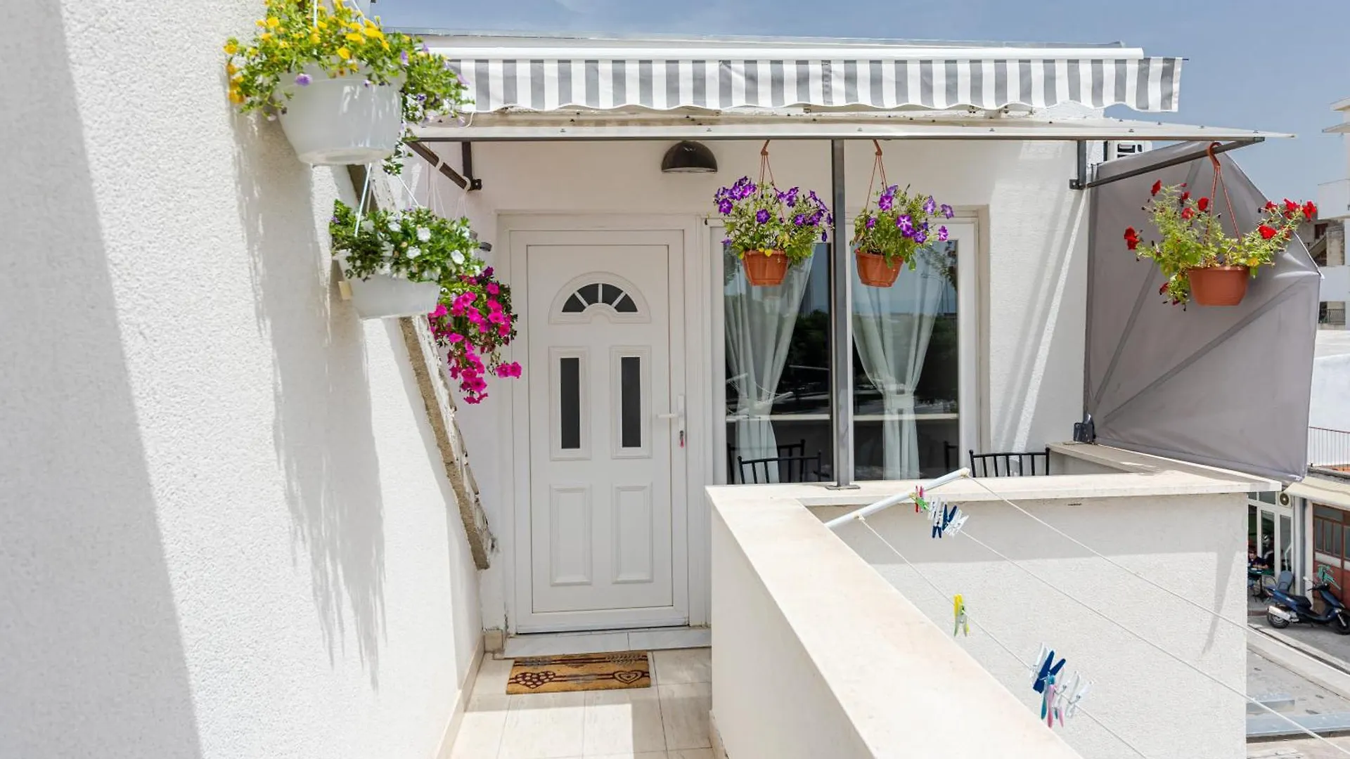 House Niko M With 6 Apartments Split