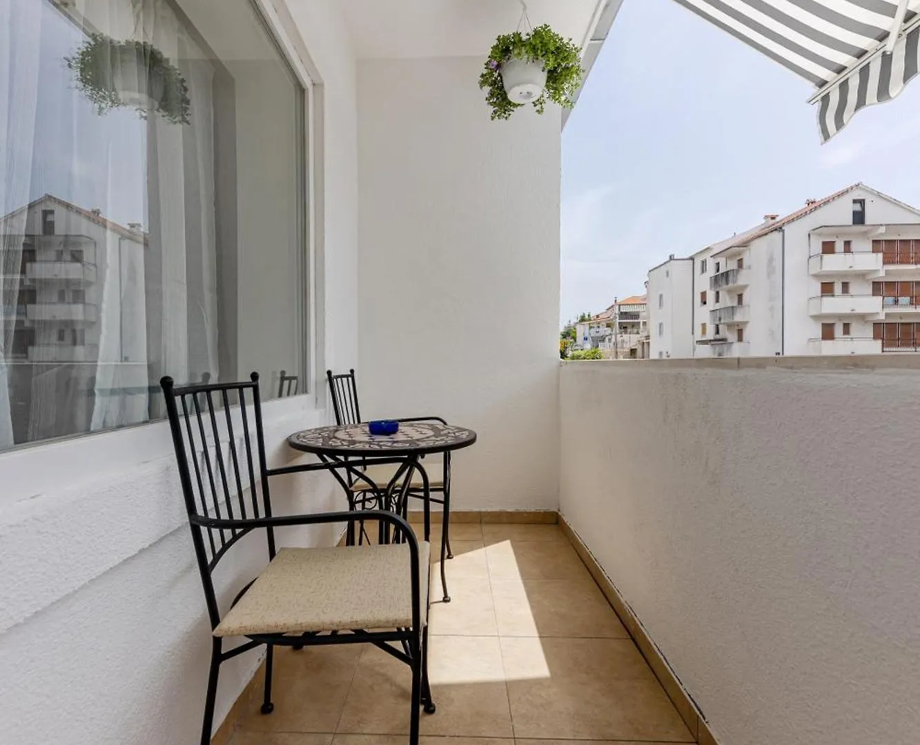 House Niko M With 6 Apartments Split