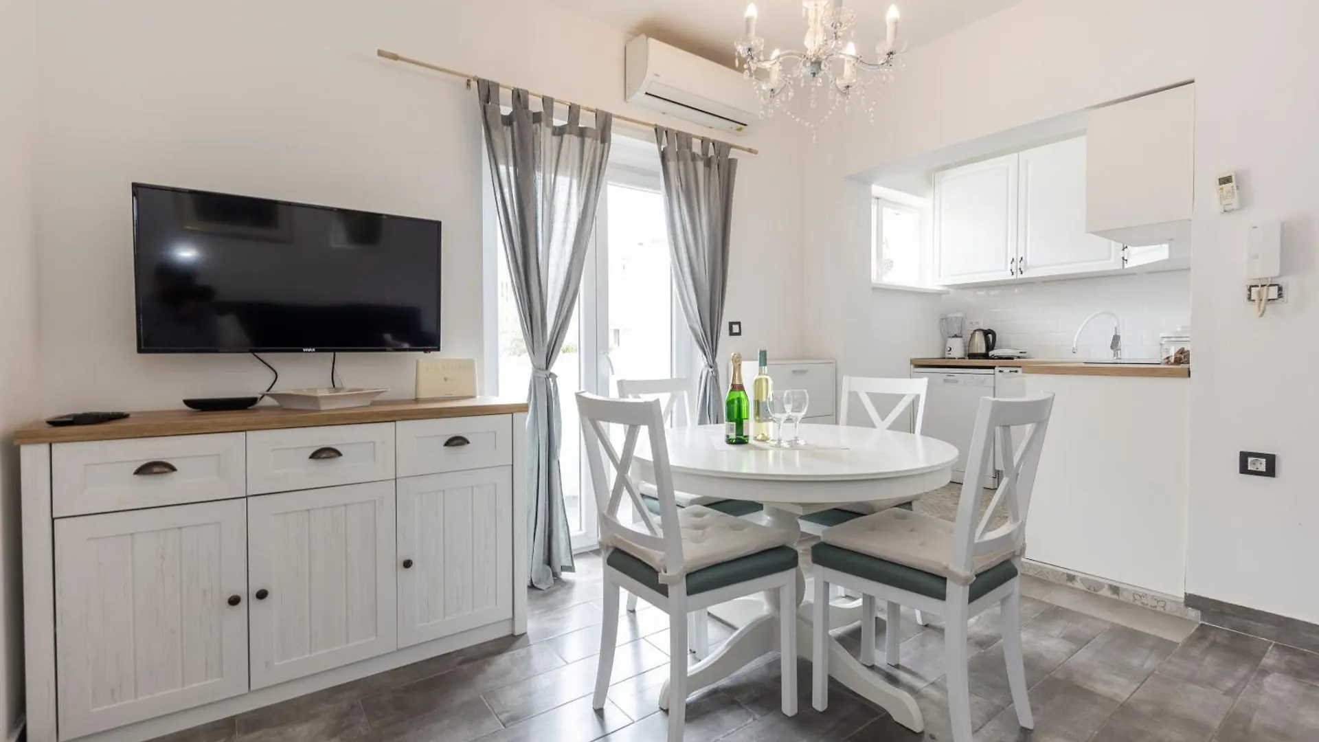 House Niko M With 6 Apartments Split