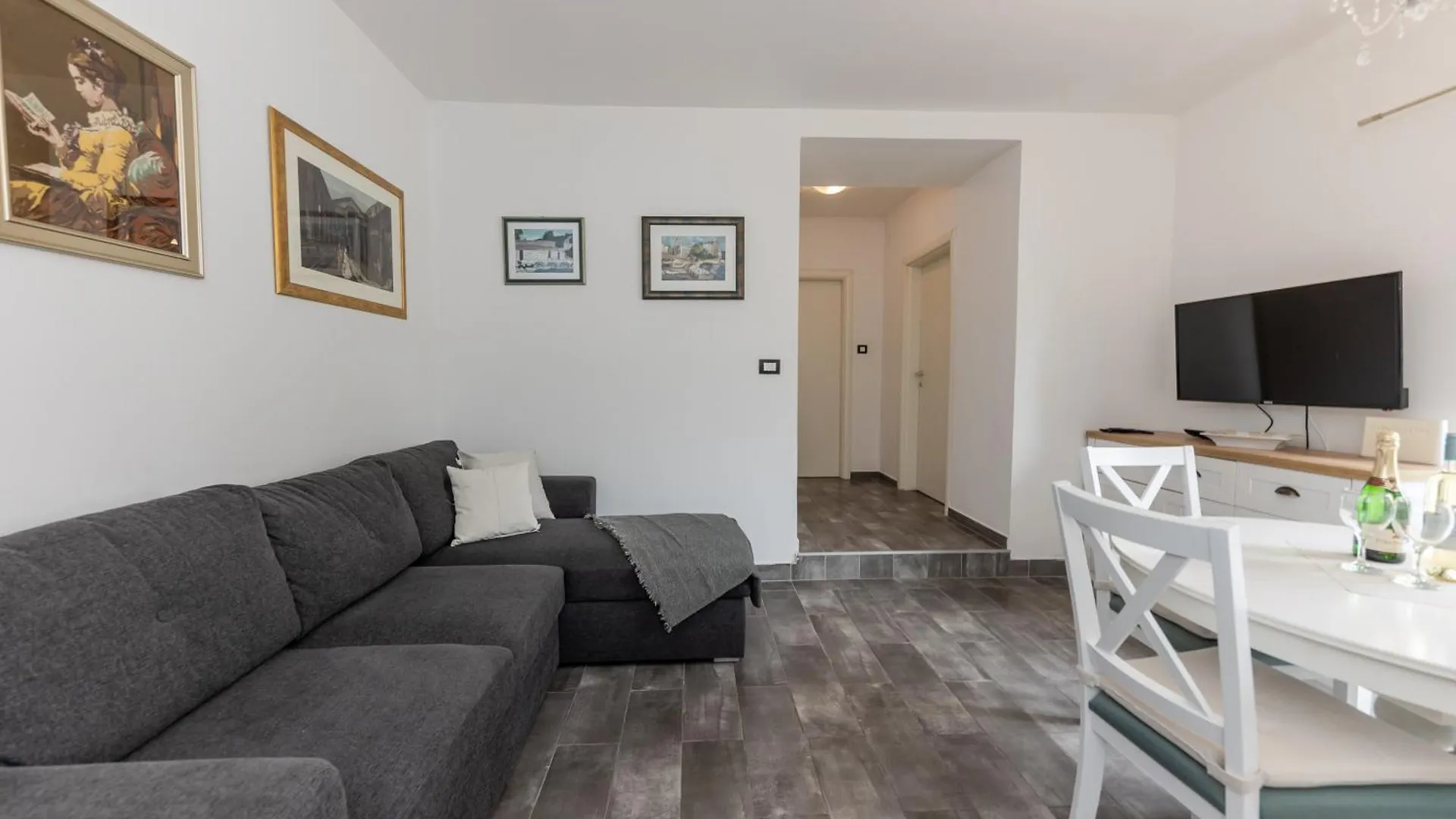 House Niko M With 6 Apartments Split