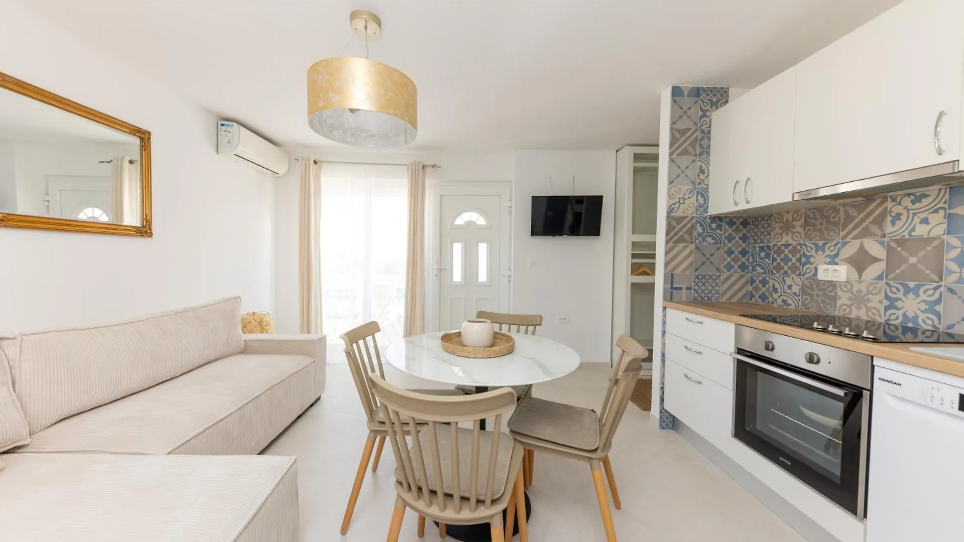 House Niko M With 6 Apartments Split