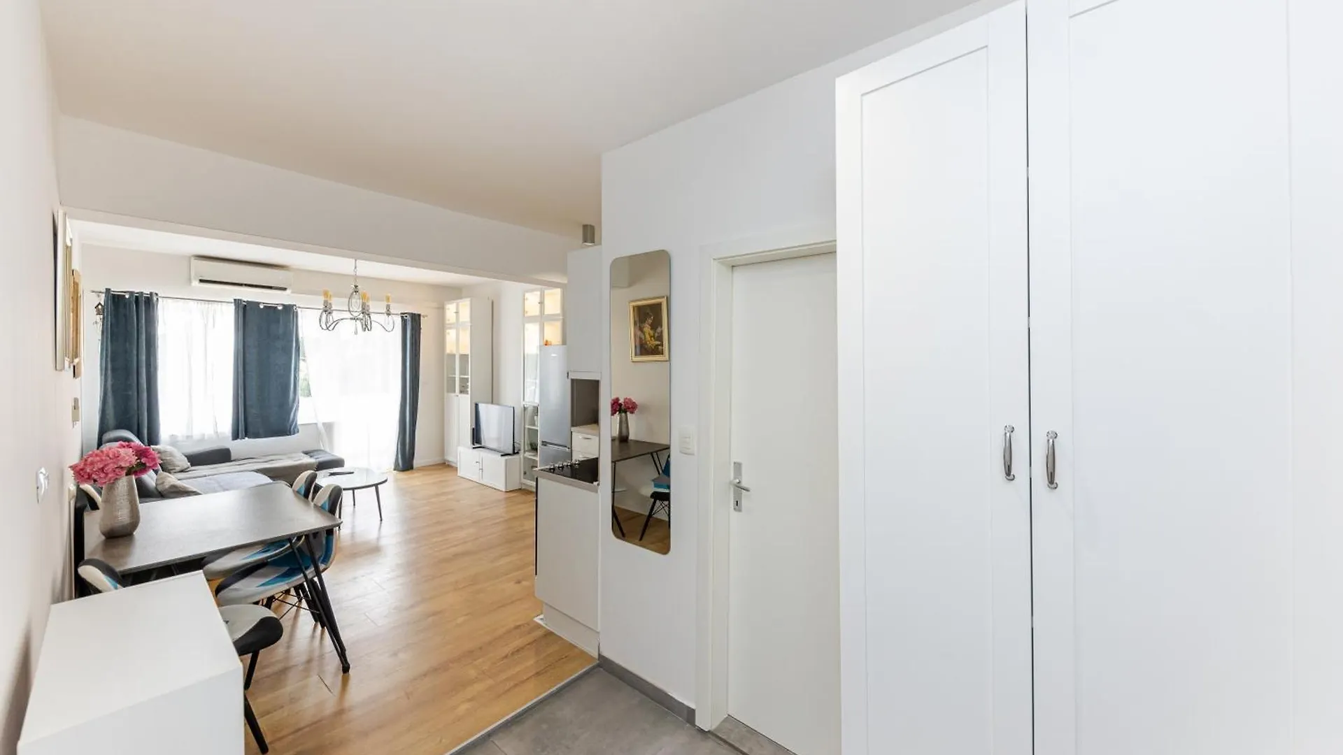 House Niko M With 6 Apartments Split