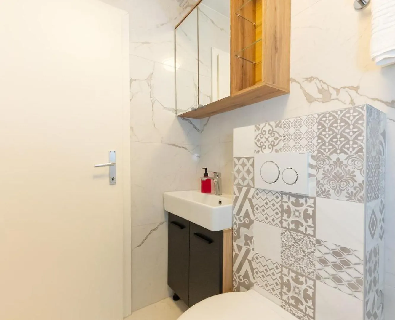 House Niko M With 6 Apartments Split