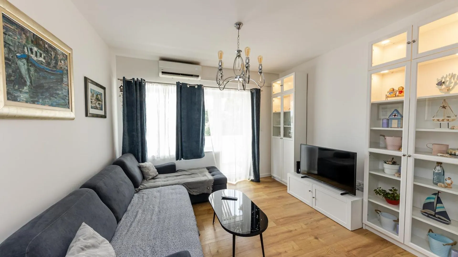House Niko M With 6 Apartments Split