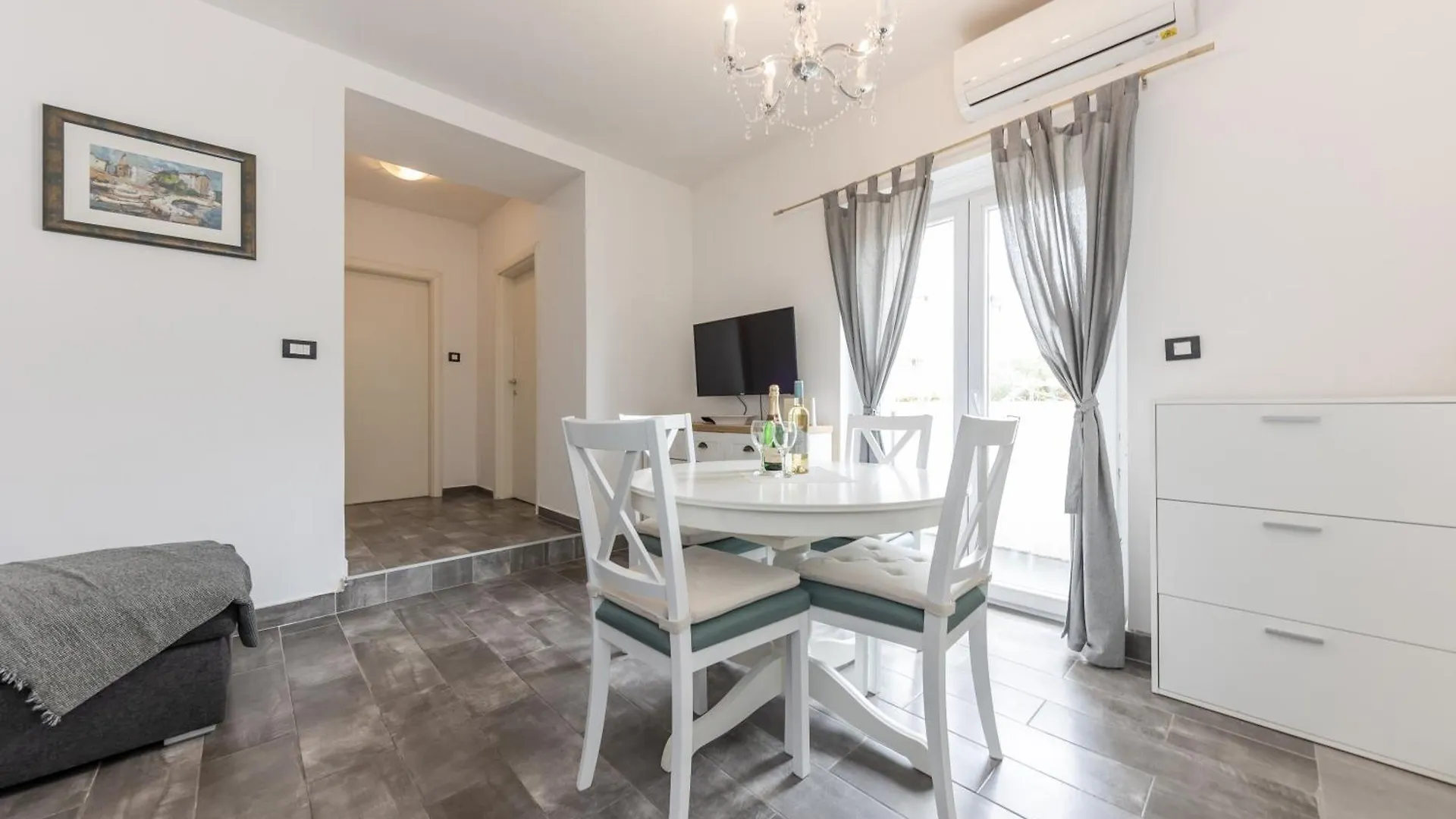 House Niko M With 6 Apartments Split