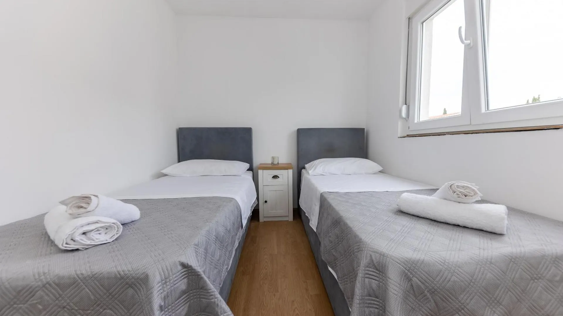 House Niko M With 6 Apartments Split
