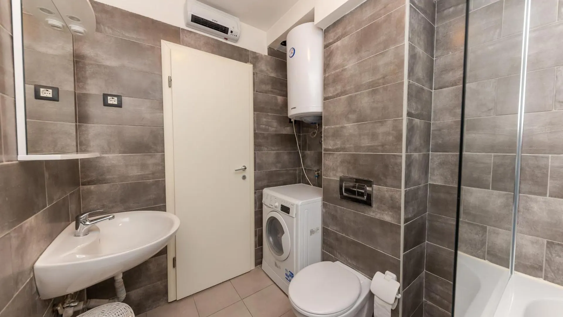 House Niko M With 6 Apartments Split Croatia
